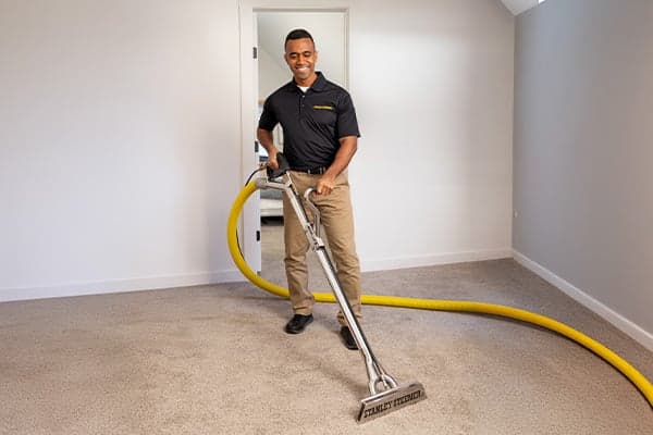 tech cleaning carpet