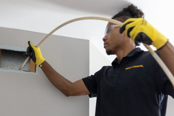 tech cleaning air ducts